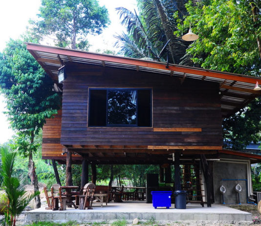 ไอเดีย บ้านไม้สองชั้นใต้ถุนสูง โปร่งสบาย แนบชิดธรรมชาติสวยงาม